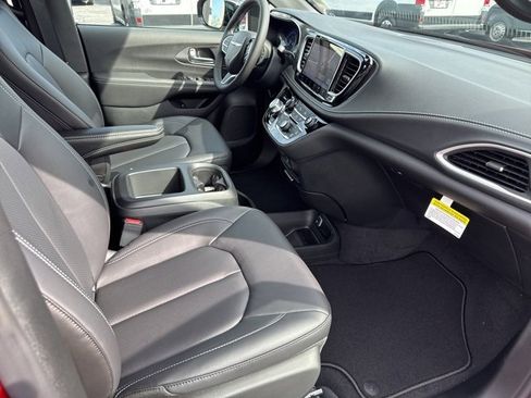 New 2026 Chrysler Pacifica Select image 20