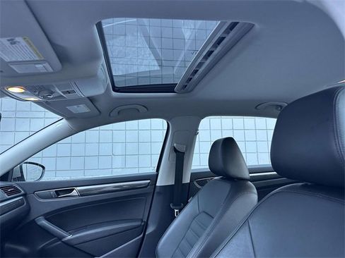 Used 2017 Volkswagen Passat 1.8T SEL Premium image 23