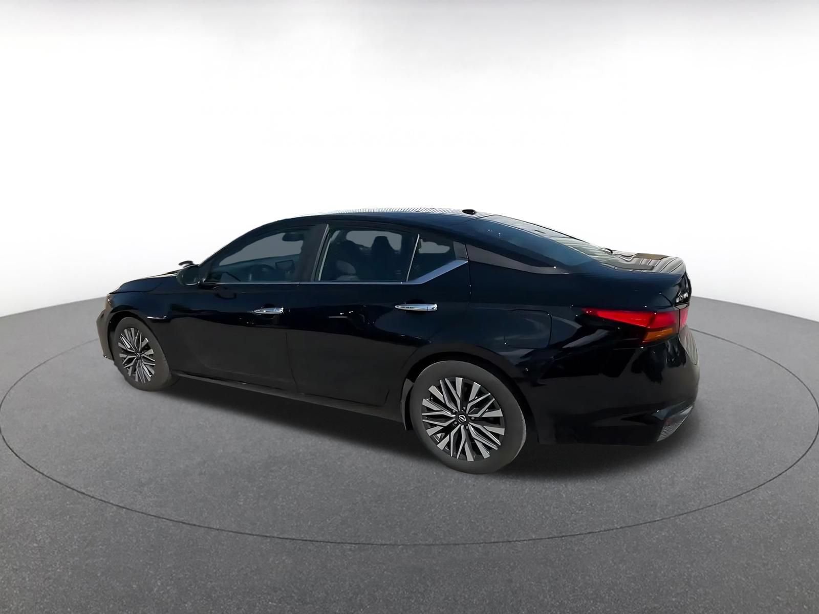 Used 2025 Nissan Altima 2.5 SV FWD image 9