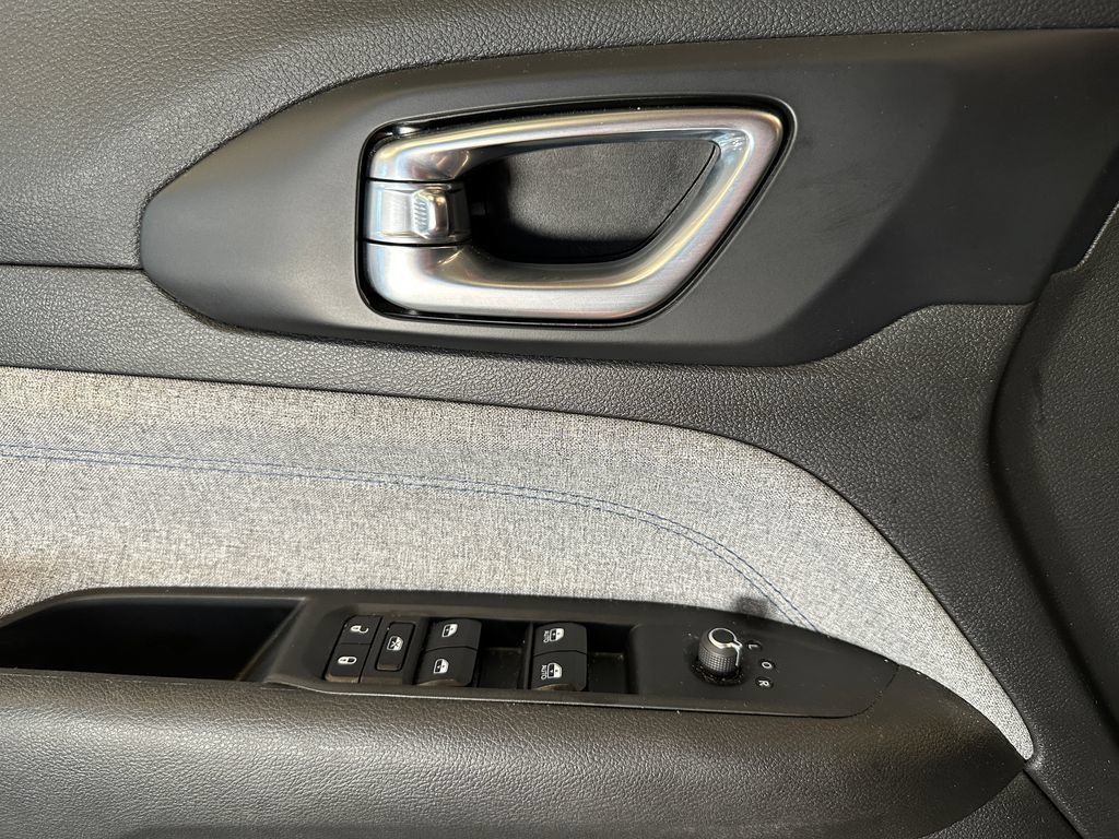 Used 2025 Jeep Compass Latitude AWD/4WD image 19