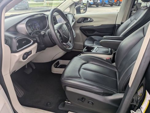 Used 2023 Chrysler Pacifica Touring-L image 12