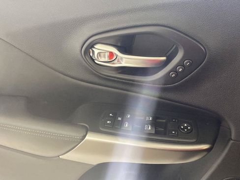 Used 2020 Jeep Cherokee Limited FWD image 37