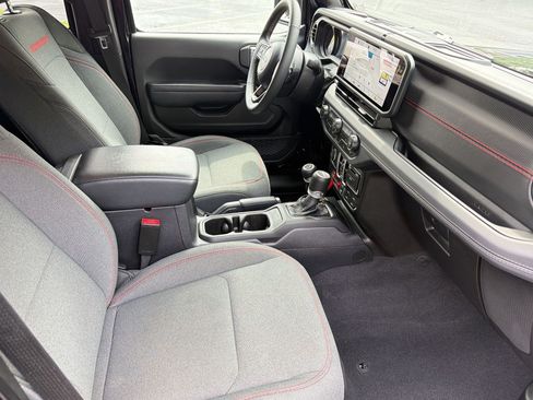 Used 2025 Jeep Gladiator Rubicon w/ Technology Group AWD/4WD image 24