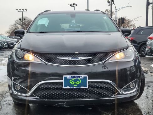 Used 2018 Chrysler Pacifica Touring-L Plus w/ Tire & Wheel Group image 4