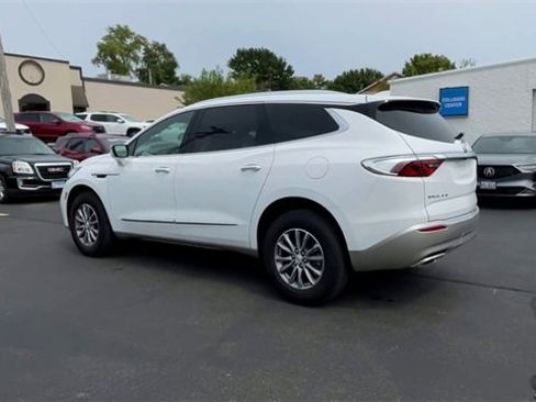 Used 2022 Buick Enclave Essence image 6