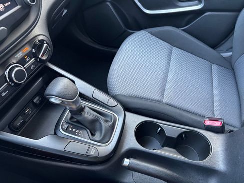 Used 2025 Kia Soul LX w/ LX Technology Package FWD image 40