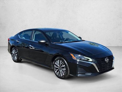 Used 2024 Nissan Altima 2.5 SV image 3