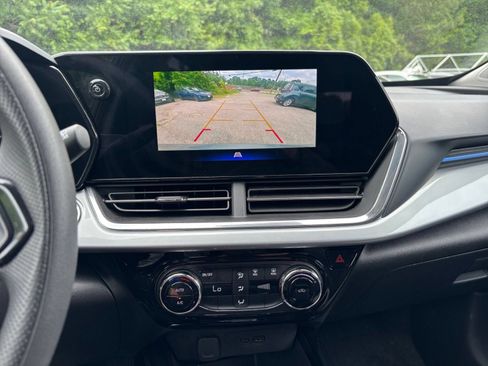 Used 2025 Chevrolet Trax LT FWD image 17