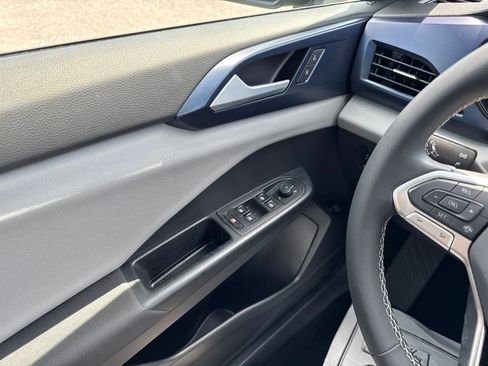 Used 2022 Volkswagen Taos SE w/ Panoramic Sunroof Package FWD image 18