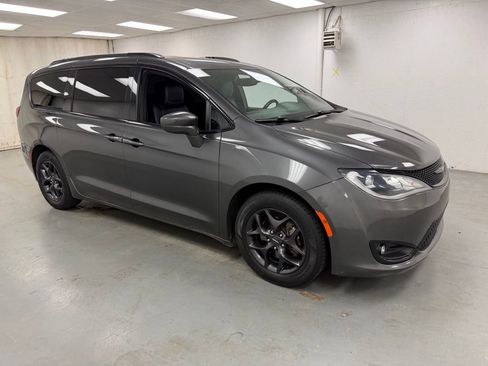 Used 2019 Chrysler Pacifica Touring-L Plus w/ S Appearance Package FWD image 8