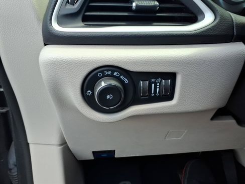 Used 2023 Chrysler Pacifica Touring-L FWD image 17