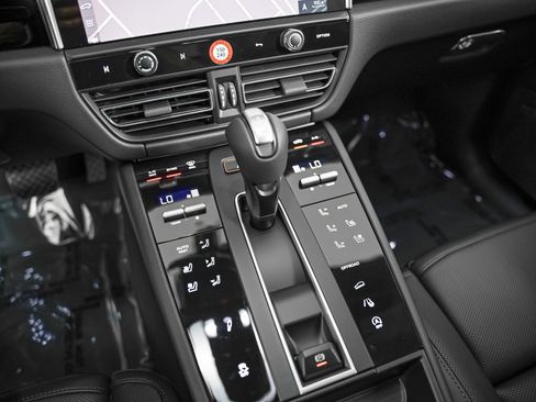 New 2026 Porsche Macan Turbo image 19