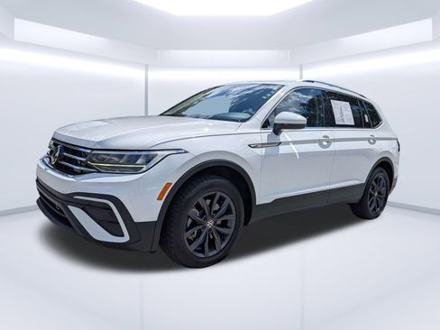 Used 2022 Volkswagen Tiguan SE w/ Panoramic Sunroof Package FWD image 6