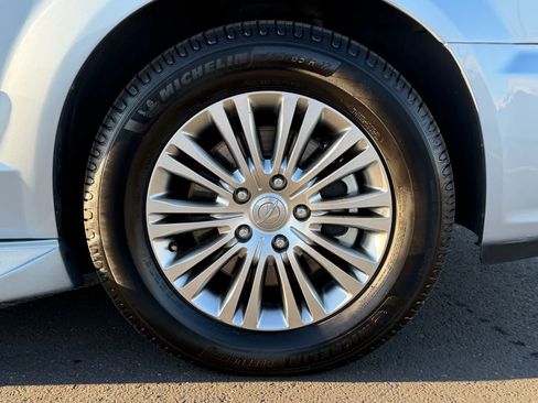 Used 2013 Chrysler Town & Country Touring-L w/ Driver Convenience Group image 10