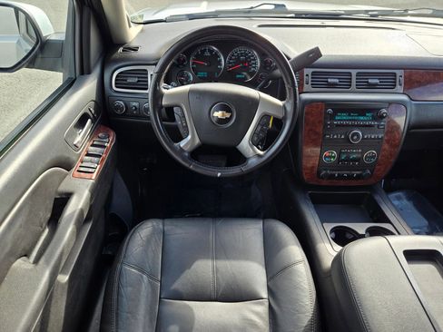 Used 2014 Chevrolet Suburban LT image 14