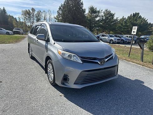 Used 2013 Toyota Sienna XLE image 7