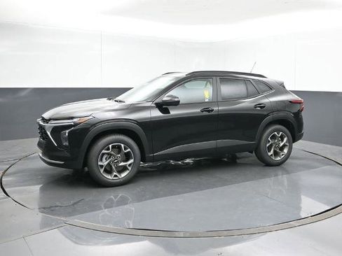 New 2026 Chevrolet Trax LT w/ Driver Confidence Package image 2