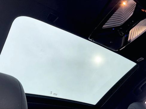 Used 2018 BMW 540i xDrive w/ Premium Package image 16