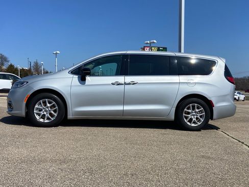 Used 2024 Chrysler Pacifica Touring-L image 15