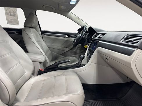 Used 2017 Volkswagen Passat 1.8T R-Line image 15
