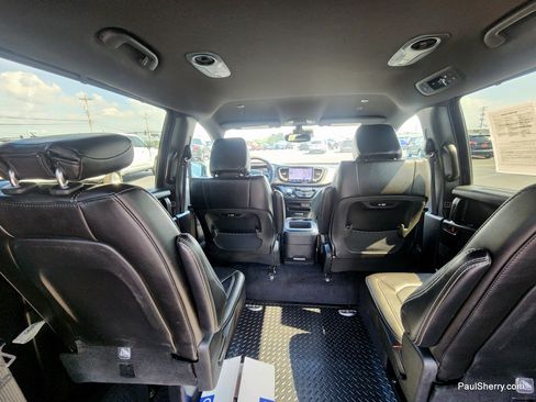 Used 2025 Chrysler Pacifica Select FWD image 55