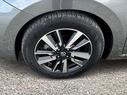 Used 2021 Nissan Versa SV image 9