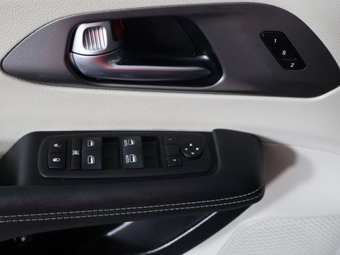 Used 2023 Chrysler Pacifica Touring-L FWD image 33