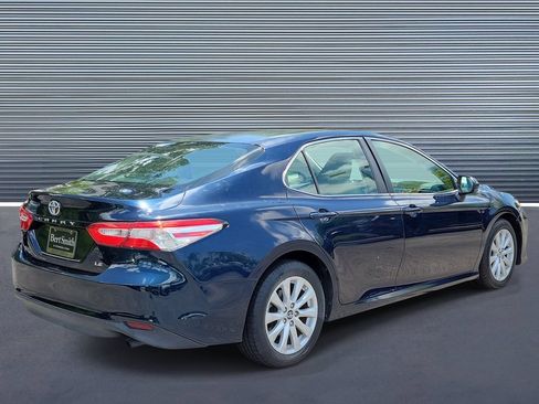 Used 2018 Toyota Camry LE FWD image 3