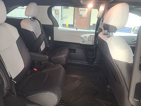 Used 2026 Toyota Sienna XSE AWD/4WD image 9