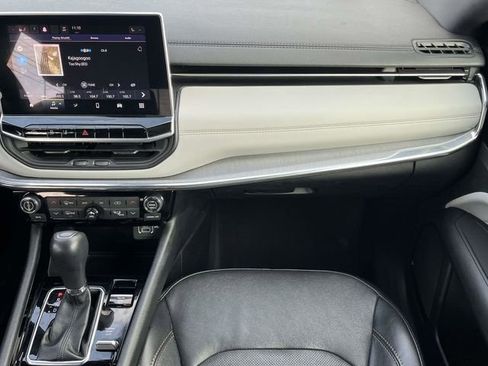 Used 2023 Jeep Compass Limited image 18