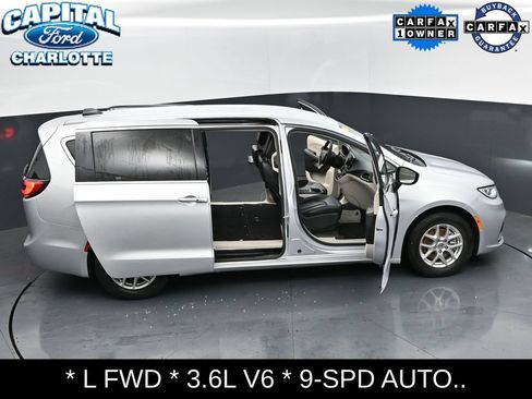 Used 2023 Chrysler Pacifica Touring-L FWD image 31