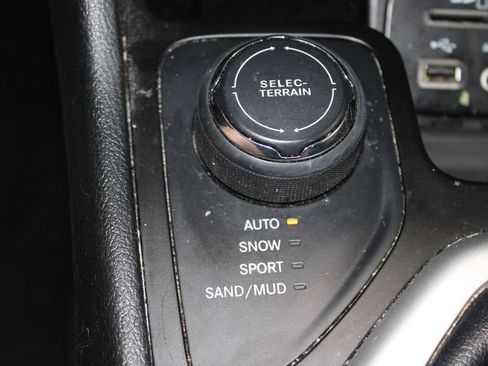 Used 2016 Jeep Cherokee Limited AWD/4WD image 30