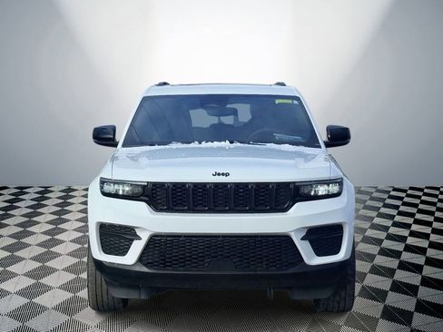 Used 2024 Jeep Grand Cherokee Altitude image 2