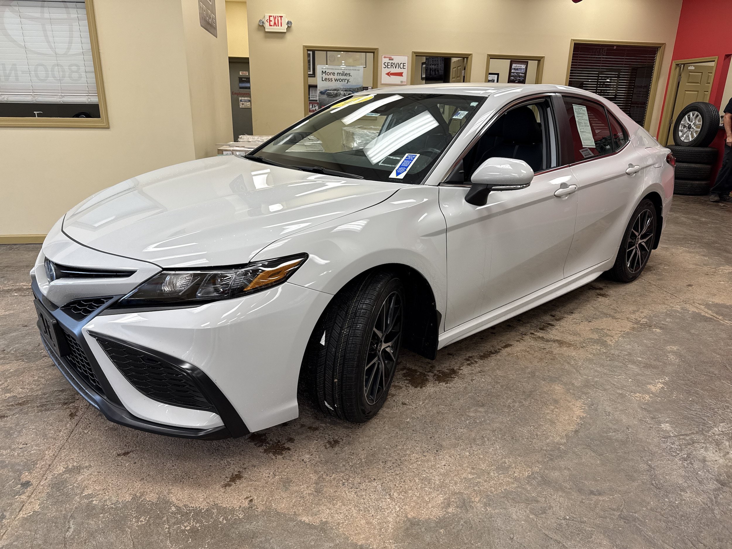 Used 2024 Toyota Camry SE FWD image 3