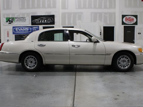 Used 1999 Lincoln Town Car Cartier RWD image 25