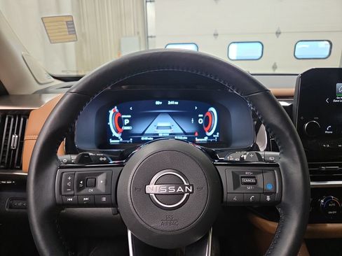 Used 2025 Nissan Pathfinder Platinum AWD/4WD image 23