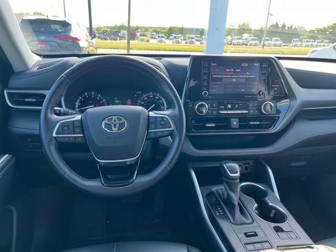 Used 2020 Toyota Highlander XLE AWD/4WD image 25