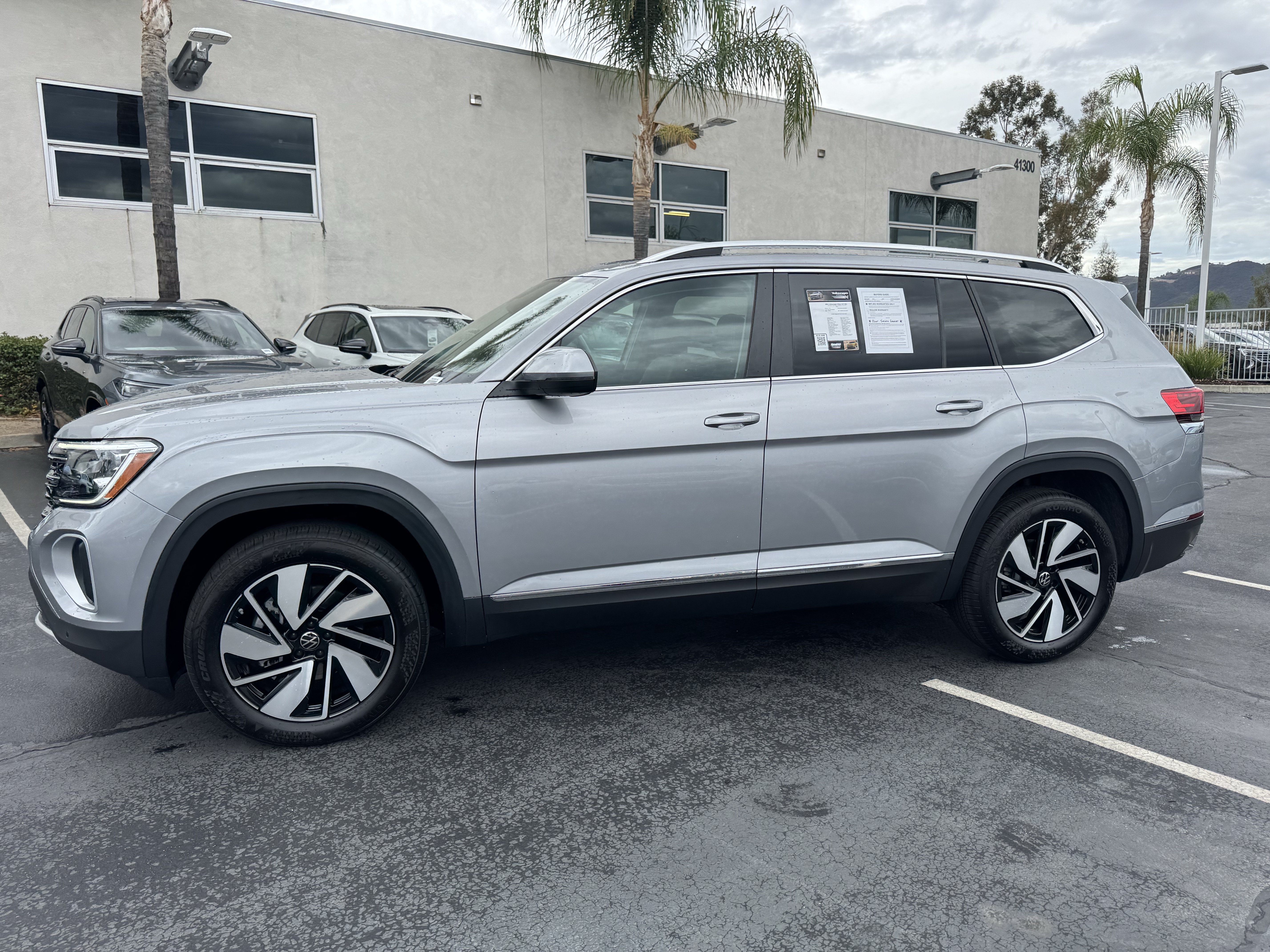 Used 2025 Volkswagen Atlas SEL AWD/4WD image 6