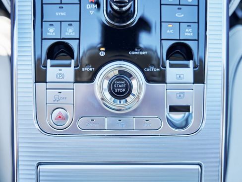 Used 2024 Bentley Flying Spur V8 image 63