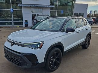 Used 2025 Volkswagen Taos SE video 1