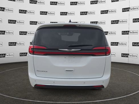 Used 2024 Chrysler Pacifica Touring-L FWD image 5