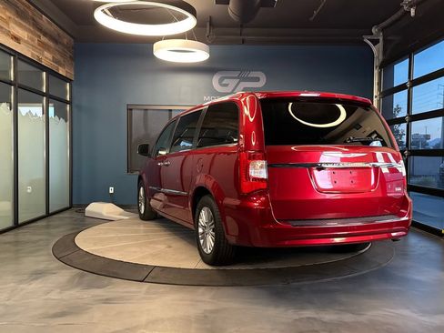Used 2015 Chrysler Town & Country Touring-L w/ Driver Convenience Group FWD image 5