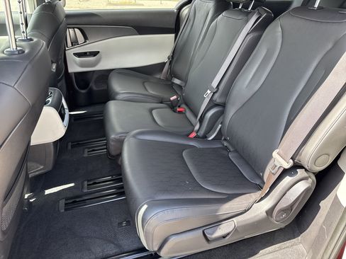 Certified 2024 Kia Carnival LX image 6