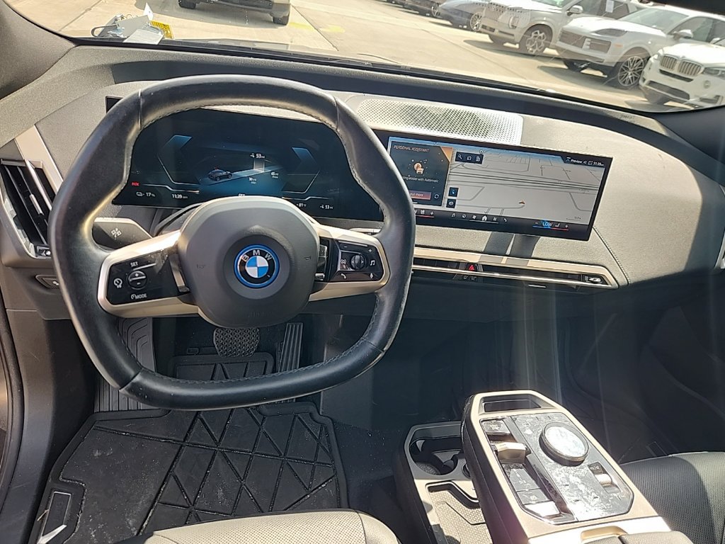 Used 2024 BMW iX xDrive50 w/ Premium Package AWD/4WD image 4
