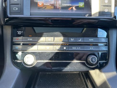 Used 2017 Jaguar F-PACE Premium image 25