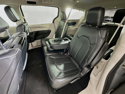 Used 2018 Chrysler Pacifica Limited FWD image 28