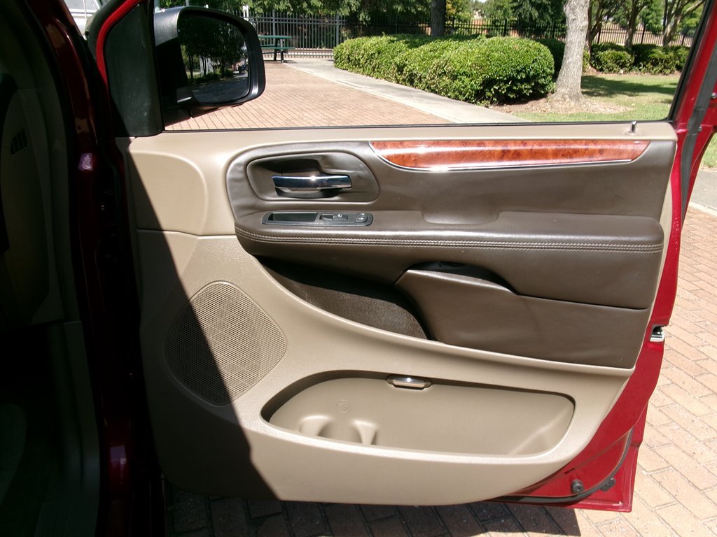 Used 2013 Chrysler Town & Country Touring-L w/ Driver Convenience Group FWD image 21