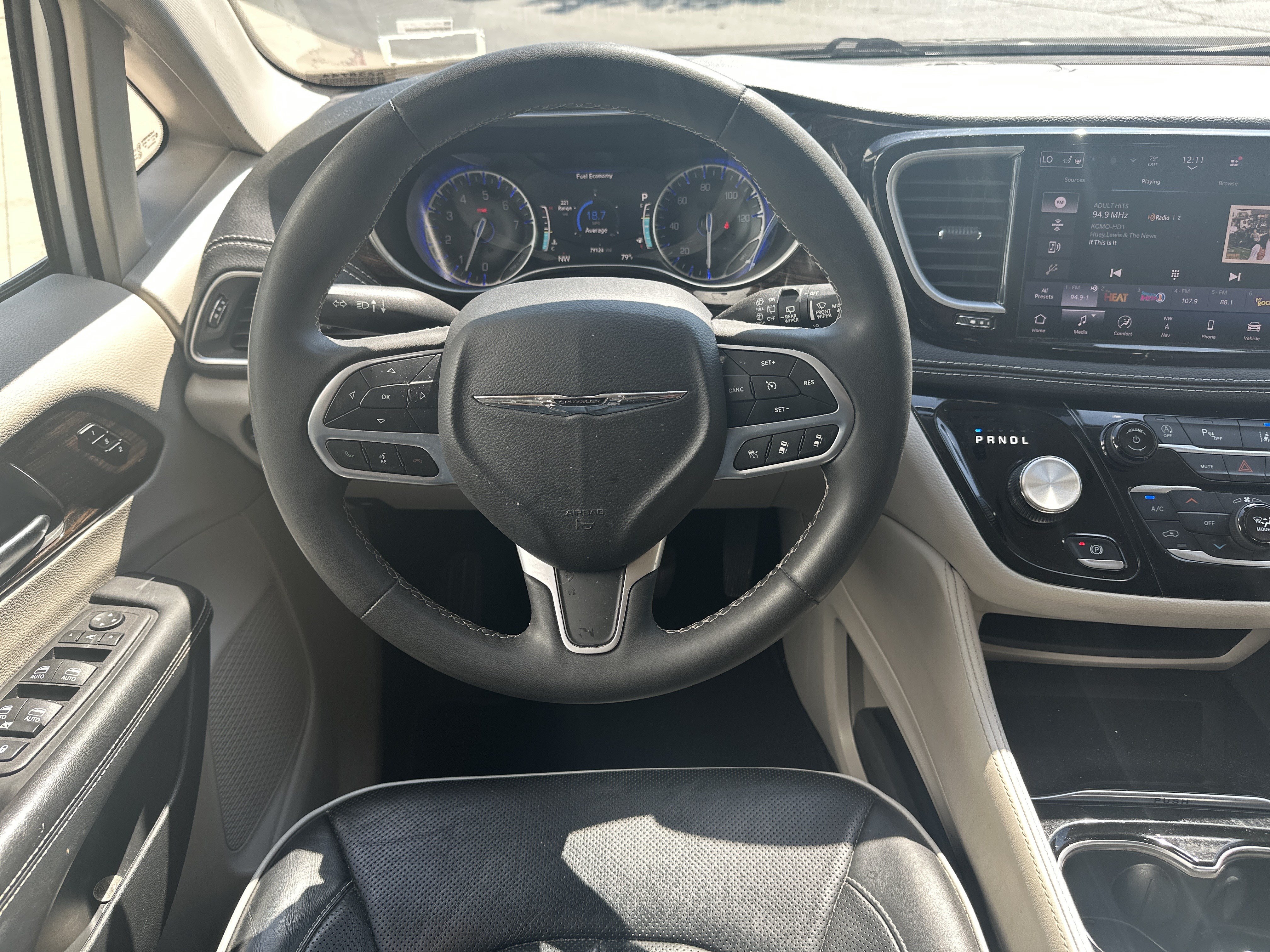 Used 2023 Chrysler Pacifica Limited FWD image 15