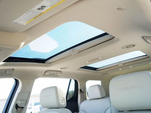 Used 2021 GMC Acadia Denali w/ Denali Technology Package image 32