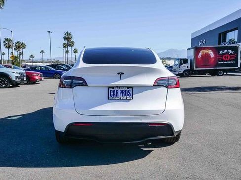 Used 2022 Tesla Model Y Long Range image 6
